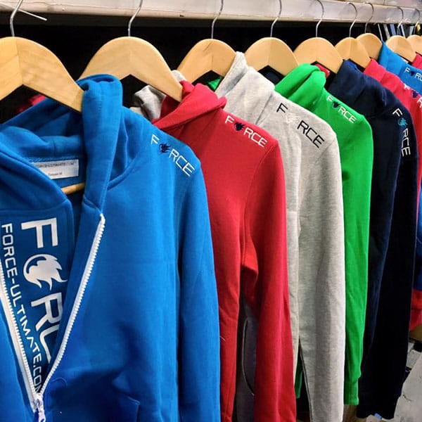 SWEAT À CAPUCHE ZIPPÉ SUR LE CÔTÉ
